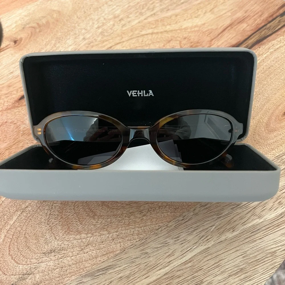 Brand New - VEHLA June Tortoise Frame Sunglasses with Smoke Lenses - Picture 3 of 3